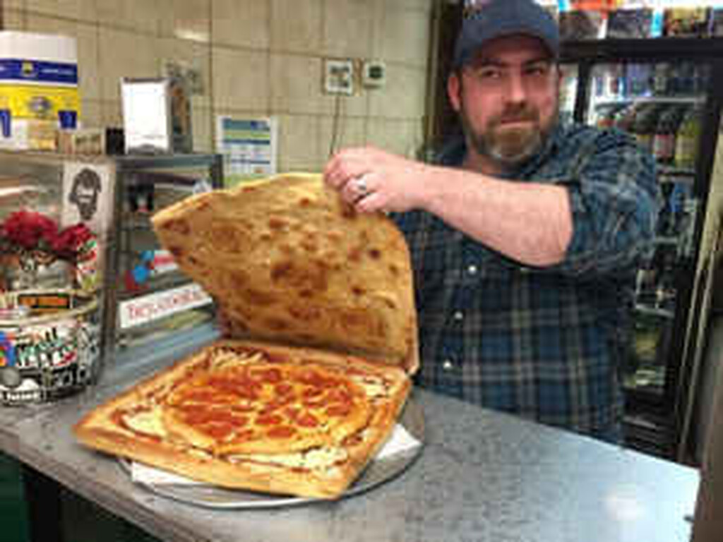 Ο ιδιοκτήτης της Pizzeria Vinnie Sean Berthiaume σκέφτηκε να προσφέρει διπλή απόλαυση πίτσας στους πελάτες του αλλά και λιγότερα σκουπίδια στο περιβάλλον.