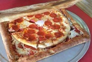 Έτσι έφτιαξε ένα κουτί μεταφοράς πίτσας που τρώγεται και μάλιστα σε ίδια ή αλλή γεύση από αυτήν της πίτσας. Οι πελάτες ενθουσιάστηκαν και το μαγαζί πλέον είναι από τα αγαπημένα των pizza lovers και όχι μόνο! 