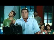 Ωστόσο στην προσπάθειά τους να βρουν χορηγούς πέφτουν στην ανάγκη του παραγωγού ερωτικών ταινιών, Τάκη Πανουργιά ο οποίος έχει άλλα σχέδια για την ταινία.
