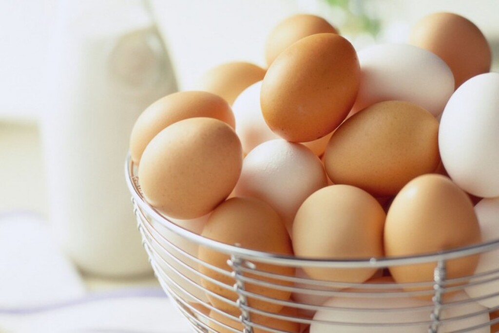 Οι κρόκοι των αβγών είναι μια από τις πλουσιότερες διατροφικές πηγές της χολίνης, βιταμίνη του συμπλέγματος Β, που σχετίζεται με την καλύτερη νευρολογική λειτουργία και τη μειωμένη φλεγμονή. 