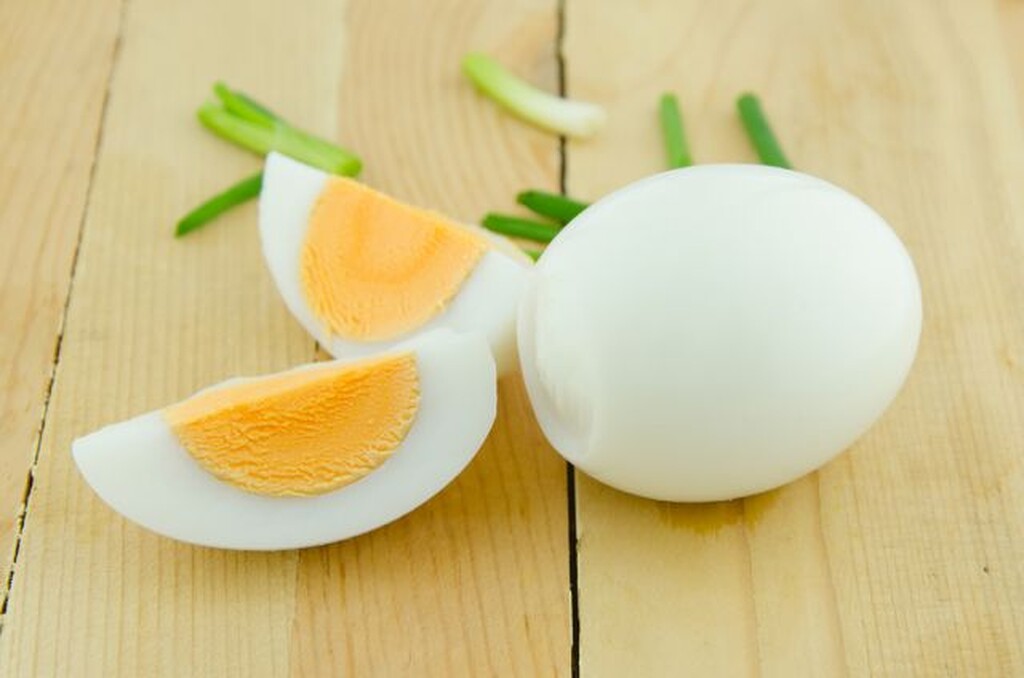 Να τρώτε μόνο τα ασπράδια: Νέα έρευνα έδειξε ότι η διατροφική χοληστερόλη δεν επιδρά άμεσα στα επίπεδα της χοληστερίνης στο αίμα σας. Έτσι, εκτός κι αν έχετε κάποιο πρόβλημα υγείας φάτε τα αυγά ολόκληρα ελεύθερα.
