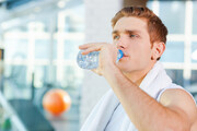 Βοηθά στη μείωση του βάρους. Ο μεταβολισμός σου ενεργοποιείται κατά 25% περισσότερο όταν πίνεις νερό το πρωί.