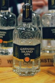 Garnish Island:

Χειροποίητο gin από τα παλικάρια του αποστακτηρίου του West Cork που ήδη βγάζει μερικά από τα καλύτερα ιρλανδικά whisky. Η συνταγή περιλαμβάνει τοπικά βότανα όπως ιβίσκο, τριαντάφυλλο, δενδρολίβανο και θυμάρι. Δυνατή γεύση, έντονη μυρωδιά και δεν έχει να ζηλέψει τίποτα από τους Βρετανούς ανταγωνιστές του.