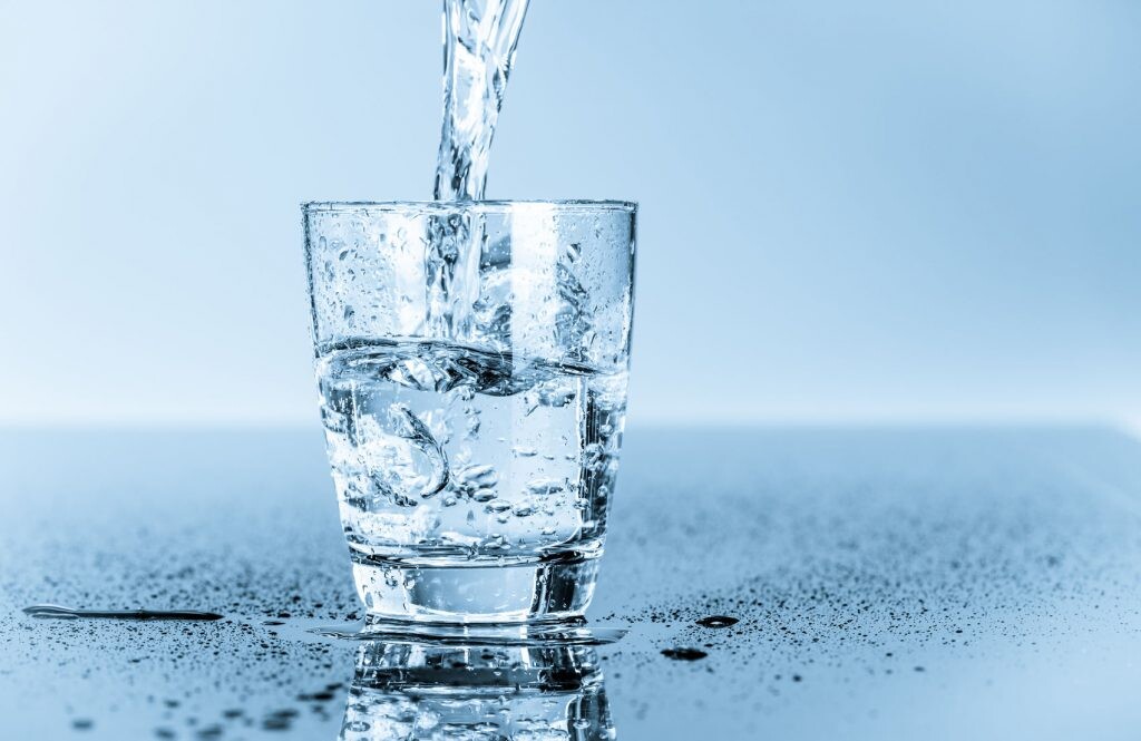 Ένα μόριο του νερού, το καθιστά κατά 99,99% κενό. Άρα, ένα ποτήρι γεμάτο νερό είναι κατά 99,99% άδειο.
