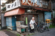 Αυτός ο σεφ άνοιξε το εστιατόριο του στην πόλη Adachi πριν από 60 χρόνια. Ο γιος του πλέον έχει αναλάβει το μεγαλύτερο μέρος της δουλειάς, αλλά βοηθάει ακόμα με την προετοιμασία και το ποτό