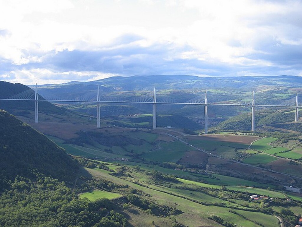 Είναι σχεδιασμένη από το Γάλλο πολιτικό μηχανικό Michel Virlogeux και το Βρετανό αρχιτέκτονα Norman Foster και θεωρείται η ψηλότερη γέφυρα στον κόσμο.
