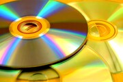Τα CD: Όλο και λιγότεροι άνθρωποι αγοράζουν ακόμα CD. Τα iTunes έχουν αναπτυχθεί πάρα πολύ τα τελευταία χρόνια και αρκετοί είναι εκείνοι που ήδη δεν χρησιμοποιούν αυτά τα γυαλιστερά δισκάκια, αλλά ακούν τη μουσική τους μέσω streaming.