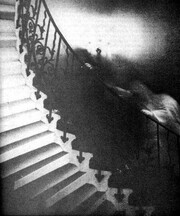Το φάντασμα της σκάλας. Μια γυναίκα κρατά την κουπαστή της σκάλας. Η φωτογραφία έχει τραβηχτεί στο Εθνικό Ναυτικό Μουσείο του Γκρήνουιτς στη Βρετανία