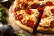 Λίγο αργότερα η λέξη picea έγινε πίτσα, αλλά το σημερινό κλασικό σχήμα της το οφείλουμε στους φουρνάρηδες της Νάπολης του 18ου και 19ου αιώνα καθώς και στην εισαγωγή της ντομάτας από την Αμερική.

