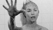 Psycho (1960): Στο εμβληματικό θρίλερ του Alfred Hitchcock, ο διαταραγμένος ψυχικά ξενοδόχος Norman Bates αντλεί τη δράση του από τον Ed Gein, όπως αναφέραμε και πρωτύτερα. Αυτό που δεν είπαμε πριν ήταν ότι ο κατά συρροή δολοφόνος από το Ουισκόνσιν σκότωνε γυναίκες που του θύμιζαν τη μητέρα του. Η ιστορία του αποτέλεσε τη βάση για το χιτσκοκικό αριστούργημα «Ψυχώ»…