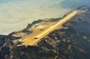 Ο διάδρομος προσγείωσης στην κορυφή του κόσμου: Στις αρχές του 2014, ένα νέο αεροδρόμιο άνοιξε στην κορυφή των βουνών στην πόλη Hechi της Κίνας. Δεκάδες βουνοκορφές έγιναν… επίπεδες για να ανοίξουν δρόμο για το αεροδρόμιο, που κατασκευάστηκε σε ύψος 2.221 ποδών πάνω από την επιφάνεια της θάλασσας