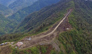 Το αεροδρόμιο μέσα στα δέντρα: Βρίσκεται στο χωριό Tsinga στη δυτική Νέα Γουινέα. Άνοιξε το 2011 και πολύ γρήγορα έγινε διάσημο για τον διάδρομο προσγείωσης που περιβάλλεται από κατάφυτες πλαγιές και δέντρα.