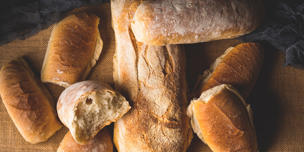 Το συστατικά του πρώτου ψωμιού, ήταν από άγριο σιτάρι, κριθάρι, ρίζες φυτών και νερό. Μετά ακολουθούσε ψήσιμο. Πριν πόσο καιρό εμφανίστηκε;