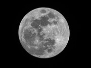 Η επίσημη ονομασία είναι Σελήνη αλλά ονομάζεται και φεγγάρι από το ρήμα «φέγγω» γιατί, όπως θα έχεις παρατηρήσει, είναι το πιο φωτεινό ουράνιο σώμα που θα δεις το βράδυ.