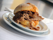 Πορτογαλία: Bifanas (burger με χοιρινό και μουστάρδα), entremeadas (πιάτο με πανσέτες) και couratos (η πέτσα του χοιρινού).