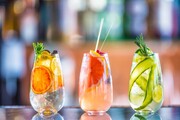 Οι γλωσσολόγοι θεωρούν τη λέξη «cocktail» συντακτικό λάθος  της λατινικής «decoctus», που σημαίνει «νερουλός». 

