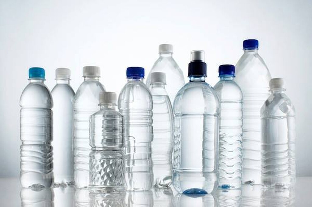 Τα πλαστικά μπουκάλια νερού είναι συχνά δύσκολο να καθαριστούν. 
