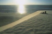 Πρόκειται για ένα βουνό από άμμο που προσφέρει θέα σε μερικά από τα εντυπωσιακά ηλιοβασιλέματα της Βόρειας Αμερικής
