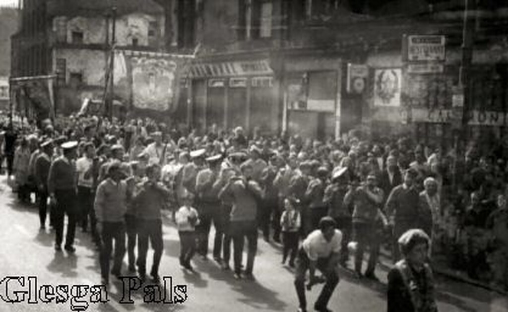 Παρέλαση των μελών των Billy Boys.