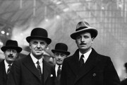 O Oswald Mosley (δεξιά) με μέλη των Billy Boys.
