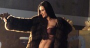 Η Demi Moore φωτογραφίζεται γυμνή στο εξώφυλλο του Bazaar