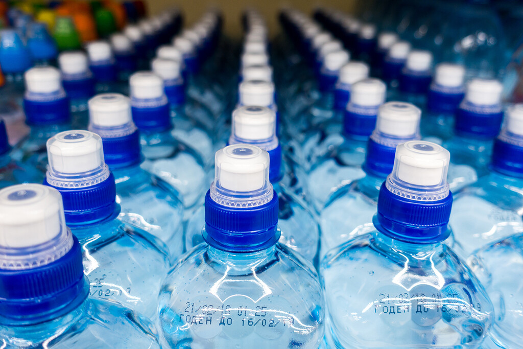 Πλαστικά μπουκάλια όταν επαναχρησιμοποιούνται

Πολλοί συνηθίζουν να μην πετούν τα μπουκάλια νερού που αγοράζουν όταν τελειώνει το περιεχόμενό τους, καθώς τα επανεγεμίζουν με νερό βρύσης και τα τοποθετούν στο ψυγείο για να έχουν… παγωμένο νερό. Ωστόσο, αυτό δεν πρέπει να συμβαίνει, καθώς κάποια από αυτά περιέχουν τερεφθαλικό πολυαιθυλένιο και πρέπει να χρησιμοποιούνται μία και μόνο φορά.