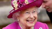3. Ενημέρωση του κόσμου: Η προσωπική γραμματεία της βασίλισσας θα είναι η πρώτη που θα ενημερωθεί. Θα μεταφέρουν τα νέα στον Πρωθυπουργό. Μετά από αυτό, τα νέα θα ταξιδέψουν στα 51 έθνη της Κοινοπολιτείας έξω από το Ηνωμένο Βασίλειο, όπου η βασίλισσα είναι αρχηγός κράτους ή συμβολική φιγούρα. Ένα μαύρο ειδοποιητήριο θα υπάρχει στις πύλες του Μπάκιγχαμ. Την ίδια στιγμή, θα κυκλοφορήσει μια ανακοίνωση σε όλα τα παγκόσμια μέσα. Οι πιλότοι θα μεταφέρουν τα νέα στους επιβάτες τους.