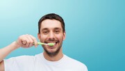 Και φυσικά πλένε τα δόντια σου

Πρωί – βράδυ και μάλιστα με την βοήθεια στοματικού διαλύματος. Τα βακτήρια κάνουν πάρτι στα δόντια σου και δεν είναι ανάγκη να φτάσεις στο σημείο να μυρίζεις σαν ασβός για να κάνεις κάτι γι’ αυτό. 
