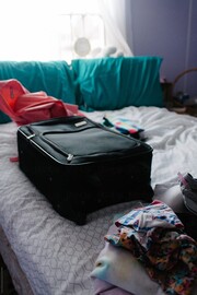 Μην βάζεις τη βαλίτσα πάνω στο κρεβάτι πριν διαπιστώσεις πως το δωμάτιο δεν έχει κοριούς η μαμούνια. Έτσι δεν θα πάνε στα ρούχα σου.