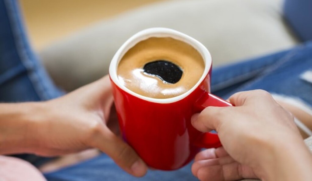 Πρωινό: Μία κούπα μαύρου καφέ...
