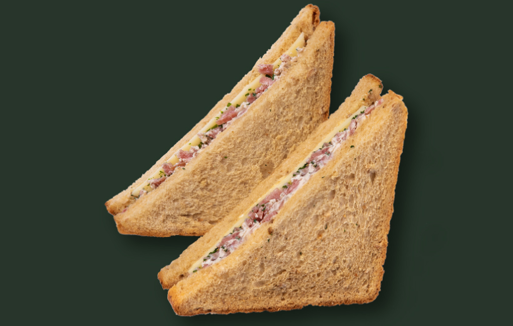 Salami Napolitano Sandwich: Η εμπειρία του sandwich αναβαθμίζεται: Σαλάμι αέρος τυρί ένταμ κάρδαμο & sauce καρυδιού σε κριθαρένιο αγγλικό ψωμάκι.