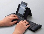 Για όσους δυσκολεύονται με τα μικρά κουμπάκια των νέων και μοντέρνων τηλεφώνων και αντί για ένα γράμμα πατούν 3 μαζί, το φορητό πληκτρολόγιο είναι η λύση!