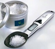 Και για να σιγουρέψετε ότι το αλάτι (ή κάποιο άλλο συστατικό) δε θα σας παραπέσει, το κουτάλι που ζυγίζει με μεγάλη ακρίβεια σας δίνει τη λύση!

