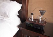 Η εφεύρεση του Josh Renouf θα σας προσφέρει πολύ πιο γλυκά ξυπνήματα, αφού πλέον δε θα σας ‘τινάζει’ το βάρβαρο ξυπνητήρι, αλλά το τονωτικό άρωμα του καφέ την ώρα που εσείς επιθυμείτε!

