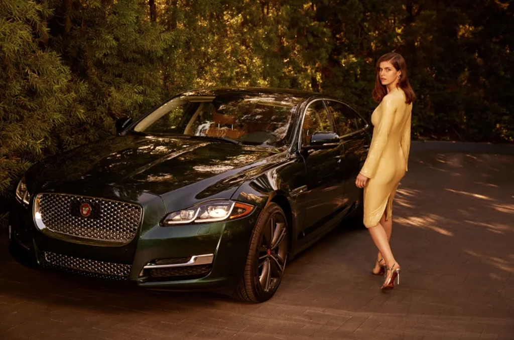 Μόνο η Alexandra Daddario θα μπορούσε να παρουσιάσει τη νέα Jaguar