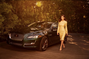 Μόνο η Alexandra Daddario θα μπορούσε να παρουσιάσει τη νέα Jaguar