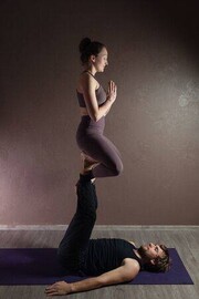 Hatha:
(για την καταπολέμηση του στρες)
Οι κινήσεις της Hatha yoga εκτελούνται αργά, με έμφαση στην αναπνοή και στην αυτοσυγκέντρωση. Κατεβάζοντας την ένταση, βρίσκεις το «κέντρο» σου και πετυχαίνεις το στόχο σου: να χαλαρώσεις.
