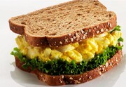 Λέων:
Τηγανητό αυγό πάνω από άλλο φαγητό
Η έντονη προσωπικότητα του Λιονταριού χρειάζεται ένα brunch που να είναι εντυπωσιακό, αισθητικά και γευστικά. Ένα τοστ με αβοκάντο ή πίτσα για πρωινό. Αλλά με ένα τηγανητό αυγό από πάνω.