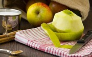 Μήλο: Η φλούδα του μήλου περιέχει φλαβονοειδή, που συμβάλλουν στην καταστροφή των καρκινικών κυττάρων και την ενίσχυση του ανοσοποιητικού μας συστήματος. Ένα από τα ενδιαφέροντα γεγονότα σχετικά με φλούδα του μήλου είναι ότι είναι πλούσια σε ουρσολικό οξύ, το οποίο μειώνει την παχυσαρκία και ενισχύει την καύση λίπους.