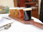 Σετ σερβιρίσματος μπίρας «Beer Flight»: Ίσως να έχεις παρατηρήσει ότι κάποιες μπιραρίες προσφέρουν ποτήρια μπίρας «με το μέτρο». Το ένα μέτρο, για παράδειγμα, είναι μία ξύλινη βάση για πέντε ποτήρια τα οποία γεμίζεις με μπίρα της επιλογής σου. Ωραίο; Αν όντως σου αρέσει, μπορείς να το έχεις και στο σπίτι σου. Το Beer Flight Set είναι ο καλύτερος οικοδεσπότης για την παρέα σου και θα τους κερδίσει από την πρώτη γουλιά.
beerflight.com