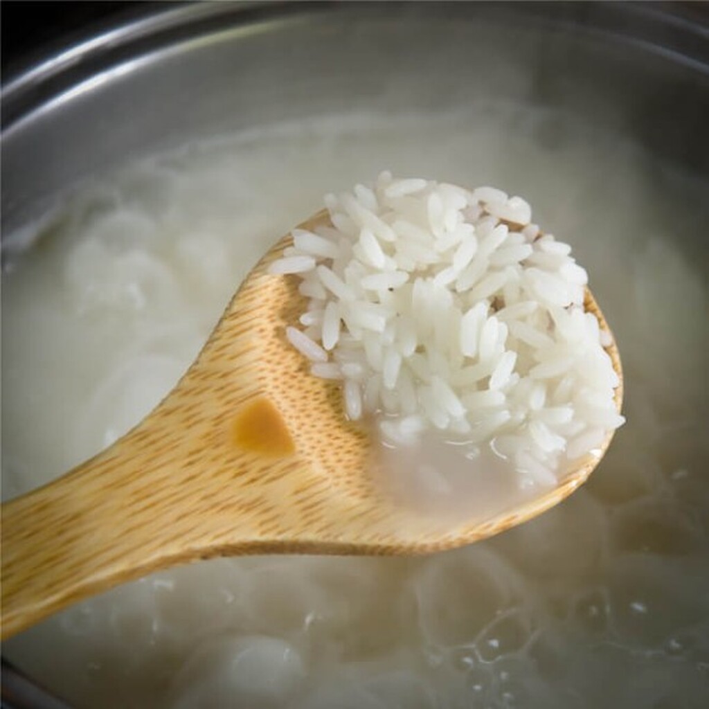 Οι παλιές νοικοκυρές γνωρίζουν τα πάντα για την υγεία αλλά και τους κανόνες υγιεινής! Για ποιο λόγο όμως είναι σημαντικό να πλένουμε το ρύζι ειδικά πριν το μαγείρεμα;
