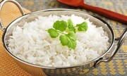 Το ρύζι συνήθως βράζεται και καταναλώνεται έχοντας απορροφήσει όλο το νερό στο οποίο έχει μαγειρευτεί. Αυτό είναι ο,τι χειρότερο μπορεί να κάνει κανείς.
