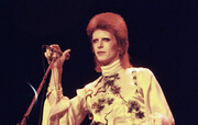 Ο David Bowie μας συναρπάζει και μετά το θάνατο του