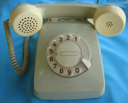 Σταθερό τηλέφωνο με καντράν και καλώδια,

Και μιας και το αναφέραμε, το κινητό ήρθε να μας βρει κάποια στιγμή μέσα στα ‘90s, για να μπει στην καθημερινότητά μας και να μην ξαναβγεί μέχρι και σήμερα. Μέχρι τότε, η μόνη τηλεφωνική επικοινωνία γινόταν με τα χαριτωμένα τηλέφωνα που διέθεταν στρογγυλό καντράν, στο οποίο έπρεπε να γυρίσεις τα νούμερα ώστε να σχηματίσεις τον αριθμό, και φυσικά να μείνεις στο ίδιο μέρος κατά την διάρκεια του τηλεφωνήματος. Αν έλεγε κάποιος στα παιδιά του 2020 ότι υπάρχει κι άλλο τηλέφωνο εκτός από το ασύρματο και ότι η αναγνώριση κλήσης κάποτε δεν υπήρχε ως έννοια, δεν νομίζουμε ότι θα καταλάβαιναν για τι πράγμα τους μιλάνε – να’ ναι καλά οι παλιές ταινίες, μέσα από τις εικόνες των οποίων θα επιβιώσουν οι παλιές συσκευές.