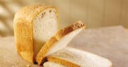 Βάλε το ψωμί σε μια σχάρα στον φούρνο και ψήσε για 5 λεπτά. Στη συνέχεια πιάσε με το χέρι σου για να δεις την διαφορά. 