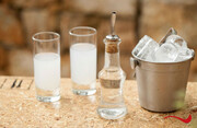 Προσθέτοντας φρέσκο νερό στο ποτήρι η ποσότητα του αλκοόλ μειώνεται και δεν είναι πια σε θέση να διατηρήσει τα τερπένια σε διάλυση. 