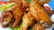 Cánh Gà Chiên Nước Mắm: Φτερούγες κοτόπουλου γλασαρισμένες με ζάχαρη, σκόρδο και σως ψαριου. Μην σε τρομάζει το πάντρεμα, είναι από τα τοπ πιάτα της χώρας. 