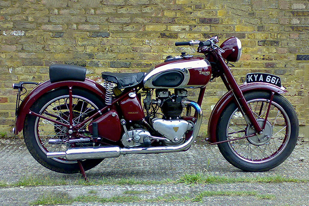 Triumph Speed Twin: Την σχεδίασε ο Edward Turner και μπορούσε περήφανα να συζητά πως κατάφερε να προωθήσει στην αγορά μία από τις καλύτερες μοτοσικλέτες της εποχής. Για ποια εποχή μιλάμε; Το μακρινό πια 1937. 