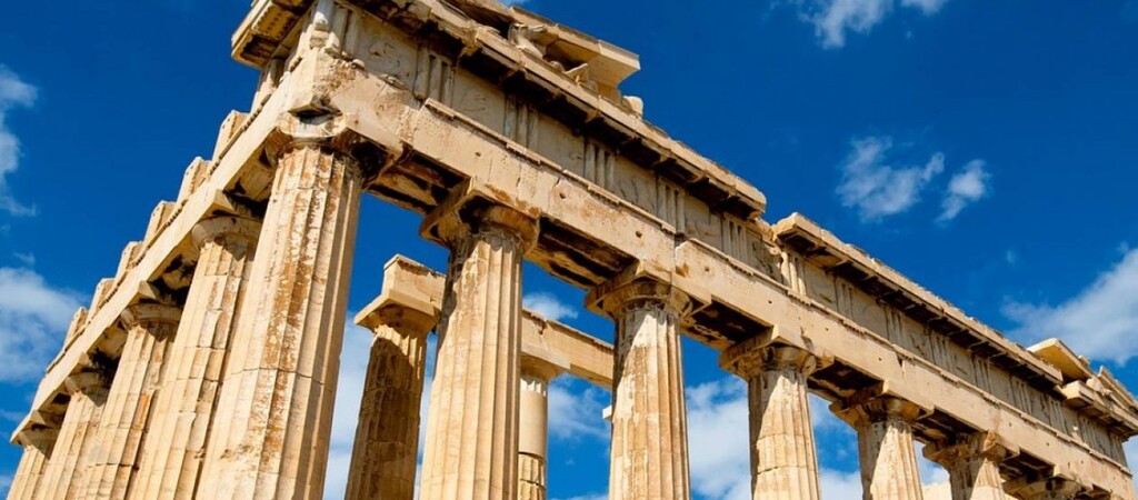 *Κατά μέσο όρο, περίπου 16,5 εκατομμύρια τουρίστες καταφθάνουν κάθε χρόνο στην Ελλάδα. Αυτό σημαίνει πως οι επισκέπτες ξεπερνούν σε αριθμό τον… ντόπιο πληθυσμό των 10 περίπου εκατομμυρίων.

