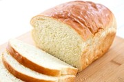 Λευκό ψωμί. Τροφές με άσπρο αλεύρι όπως το λευκό ψωμί, τα μπισκότα, τα crackers και άλλα καλό θα ήταν να τα περιορίσεις. Και αυτό γιατί περιέχουν επεξεργασμένους κόκκους που δεν έχουν ένα πολύ σημαντικό θρεπτικό συστατικό για τη παραγωγή της τεστοστερόνης, τον ψευδάργυρο.